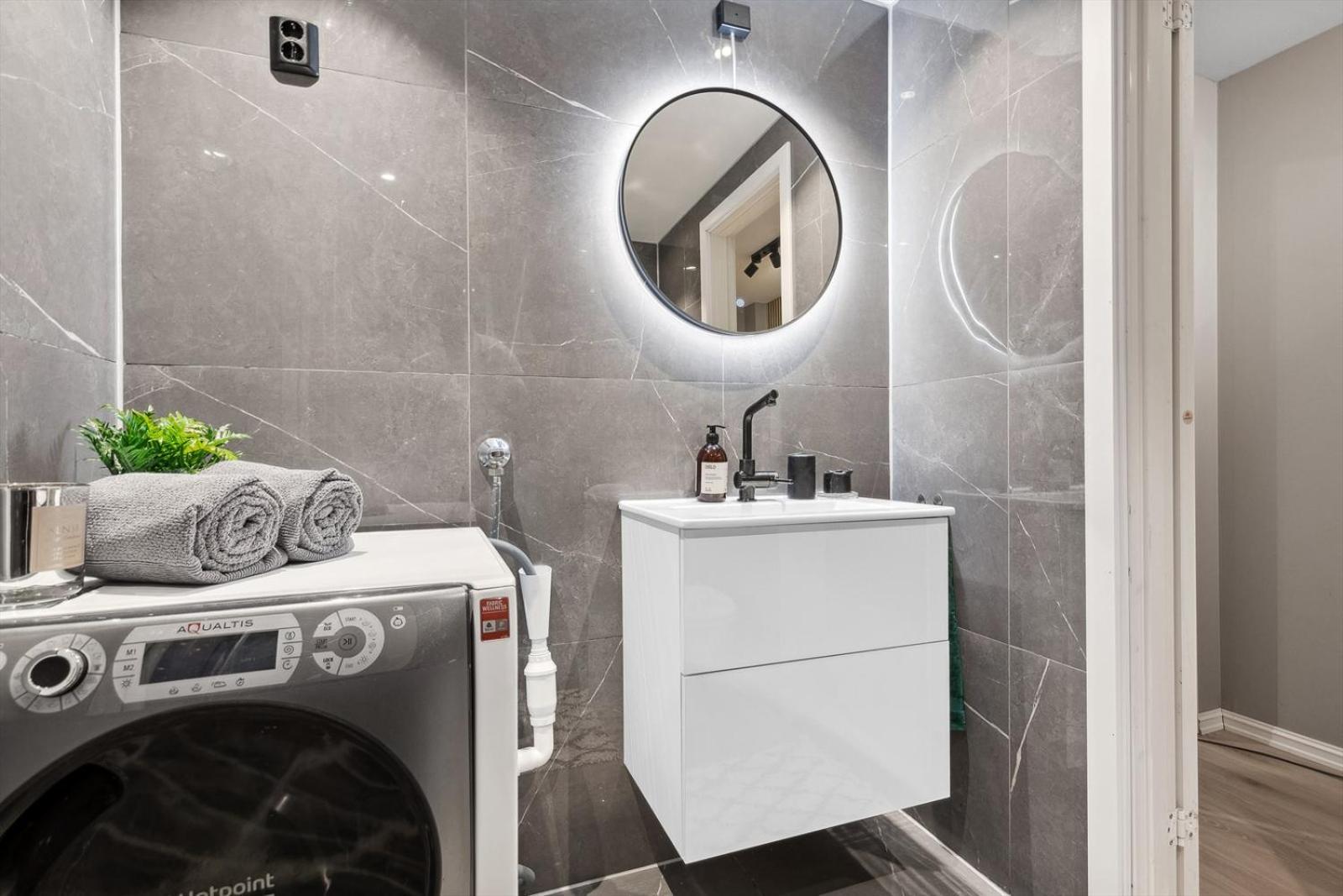Luxurious Modern Room In Central Oslo - Eur 4K Expensive Bed And 82" Cinematic Tv Esterno foto