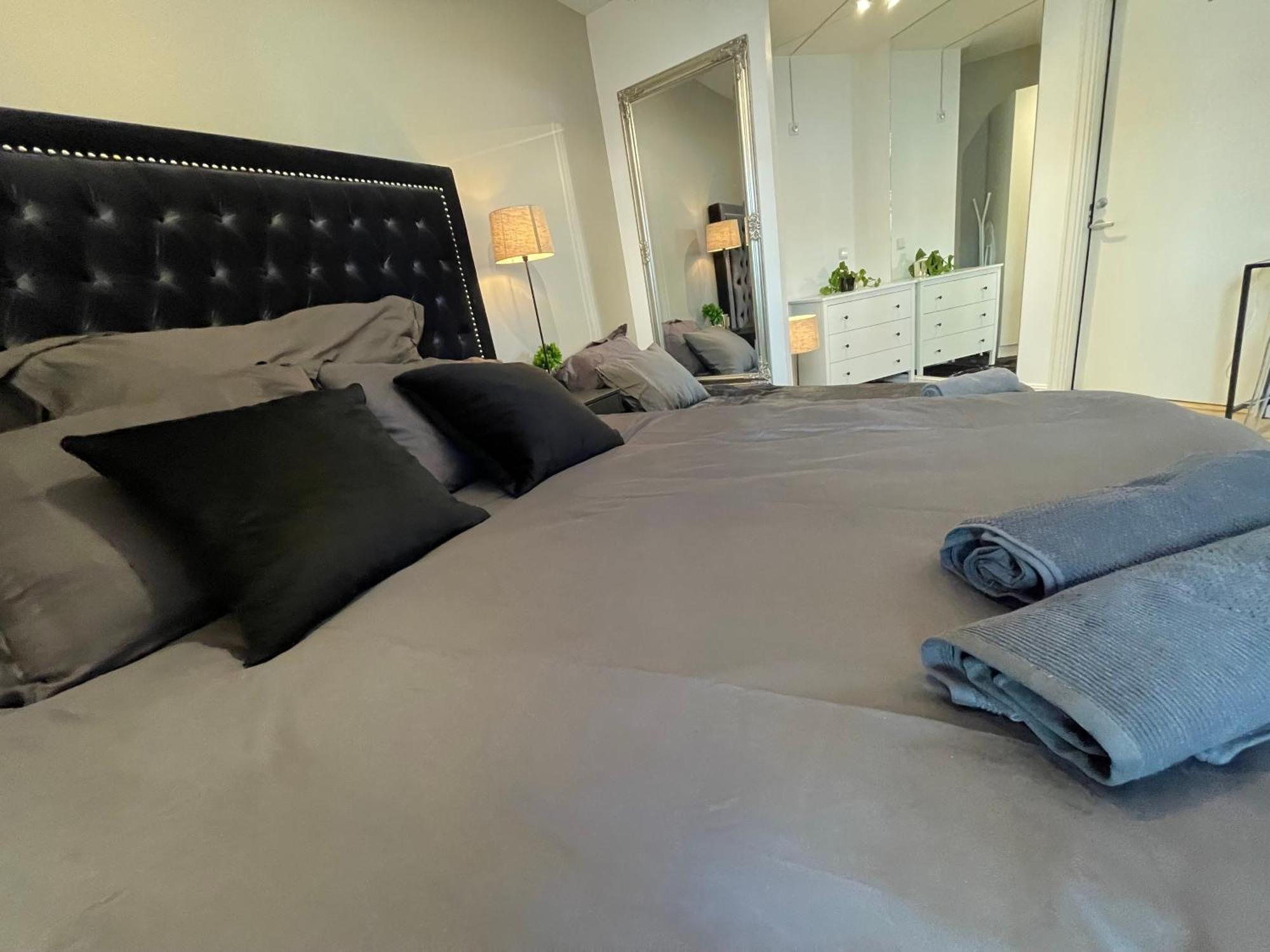 Luxurious Modern Room In Central Oslo - Eur 4K Expensive Bed And 82" Cinematic Tv Esterno foto